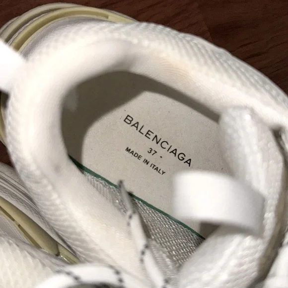 Women’s Triple S Sneaker in white double foam and mesh size 37 gently preloved - Picture 10 of 13